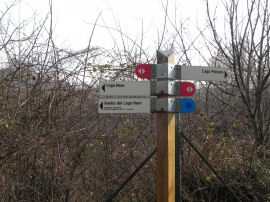 Cartelli verso il Lago Pistono, nell’intersezione dei sentieri tra i due laghi (37132 bytes)